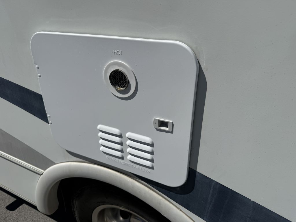 2004 Chevrolet Express Image 17