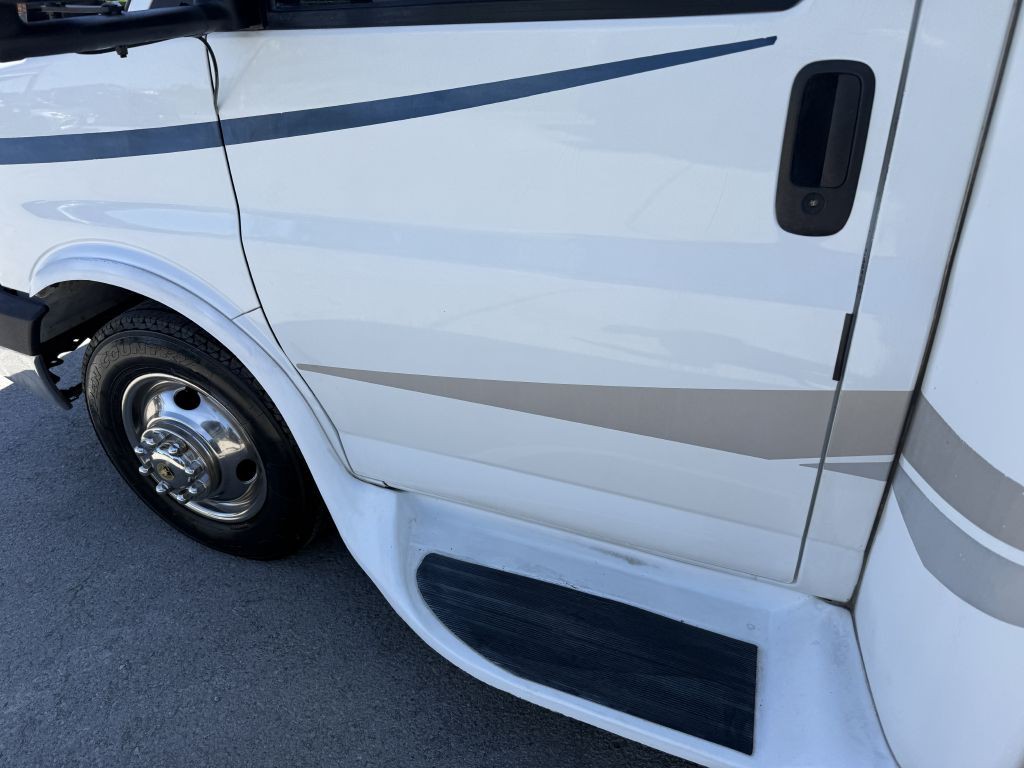 2004 Chevrolet Express Image 30