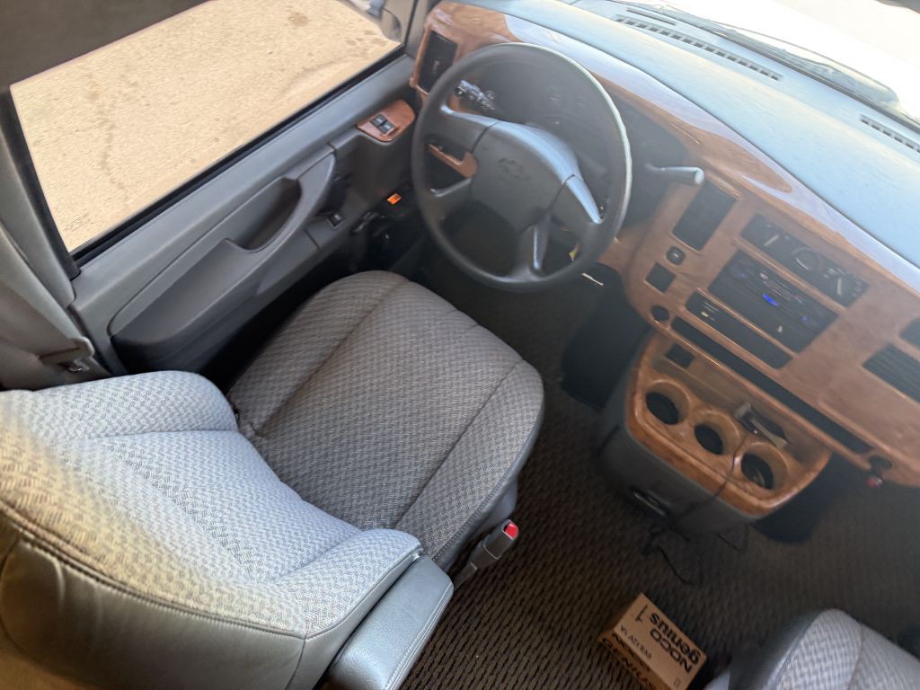 2004 Chevrolet Express Image 45