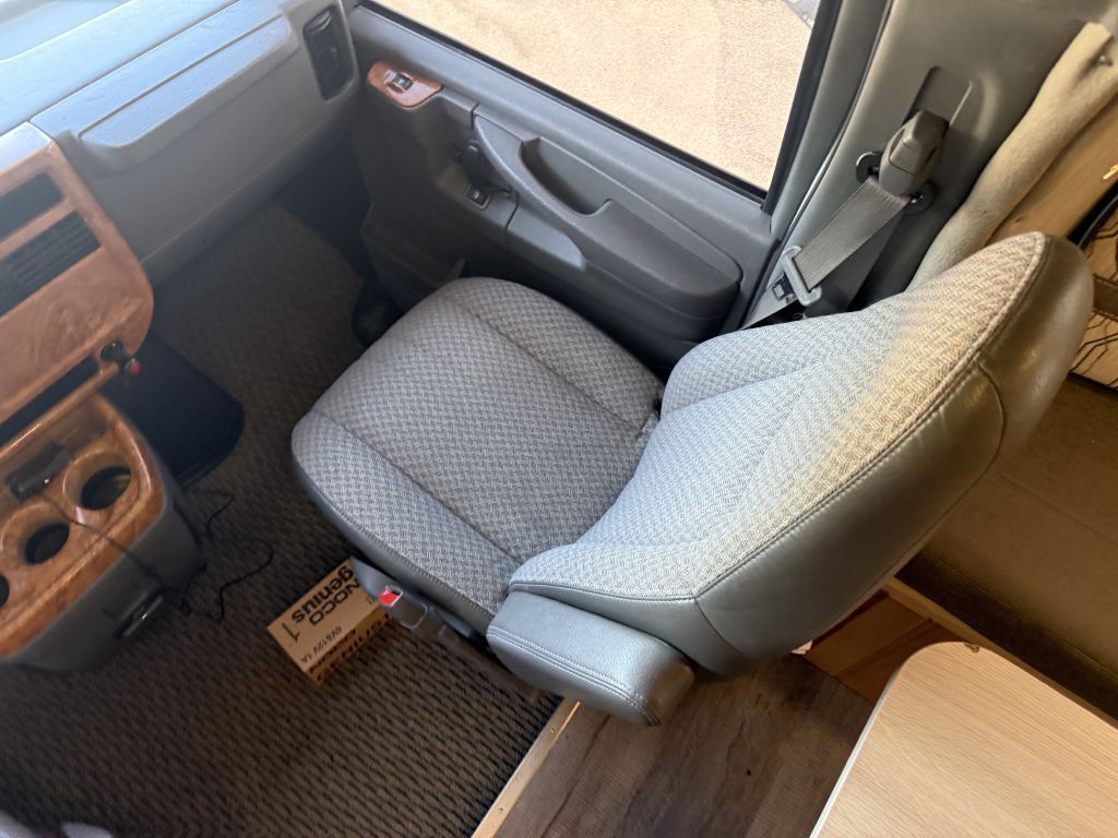 2004 Chevrolet Express Image 46
