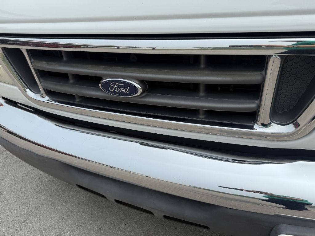 2005 Ford Econoline Image 18