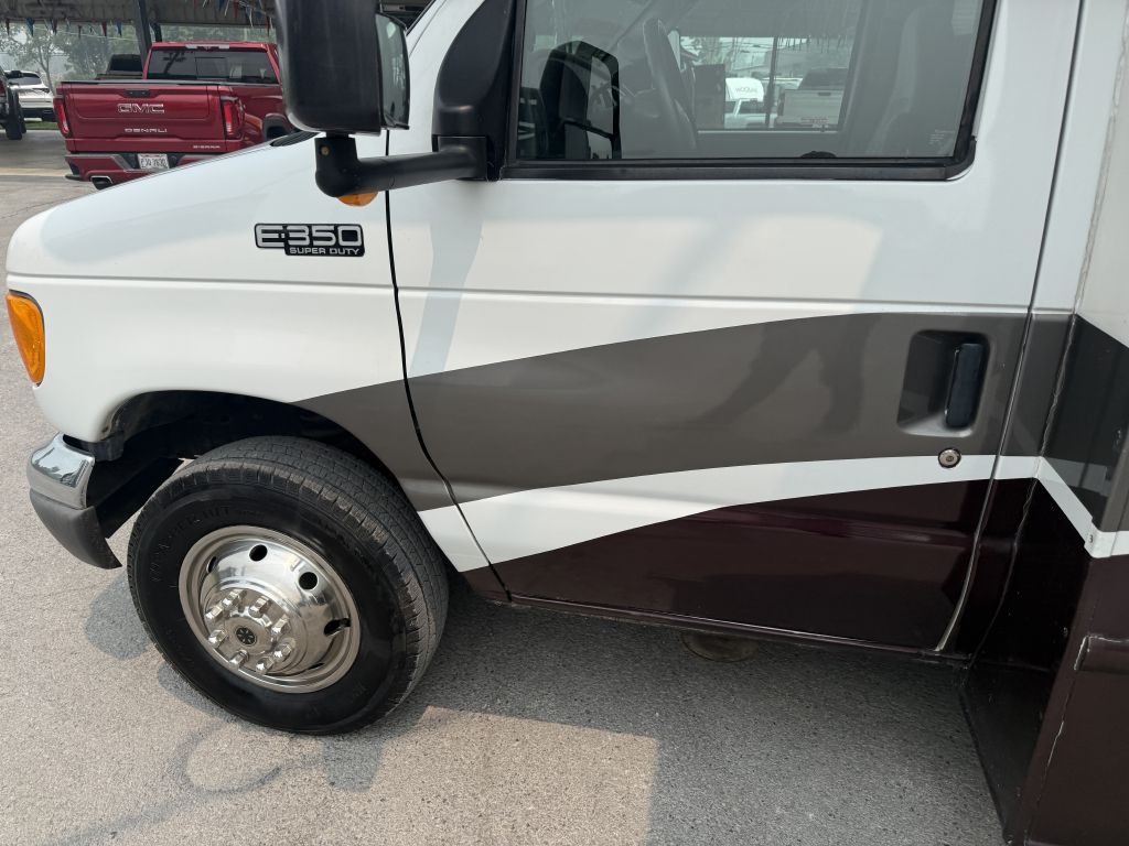 2005 Ford Econoline Image 20