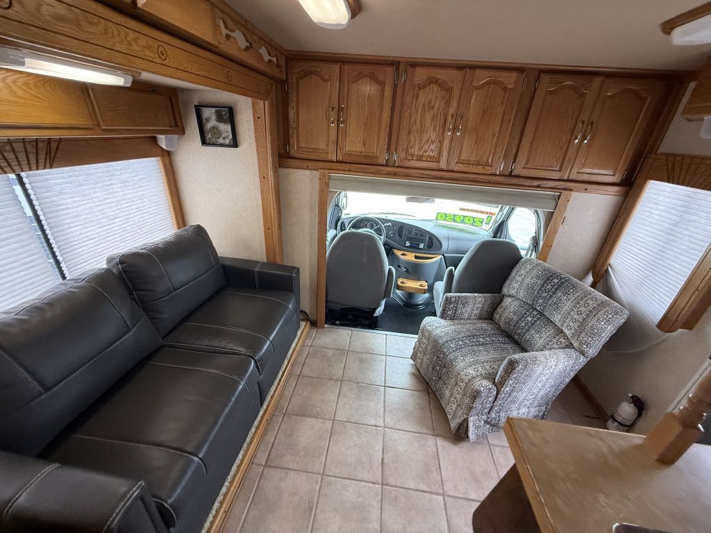 2005 Ford Econoline Image 31