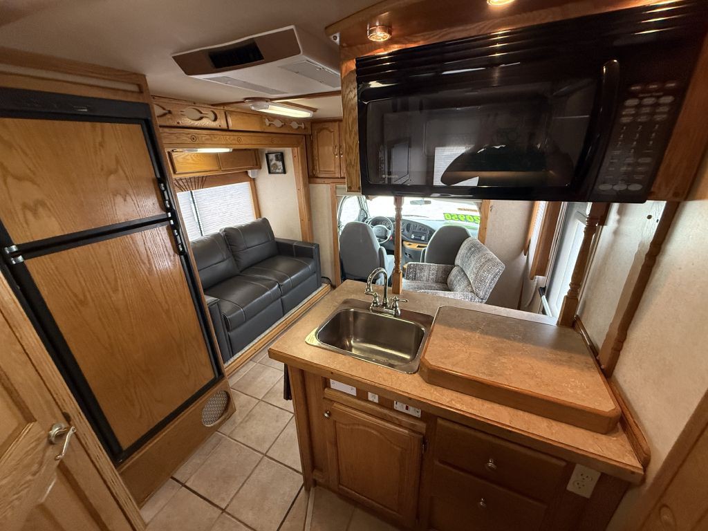 2005 Ford Econoline Image 32