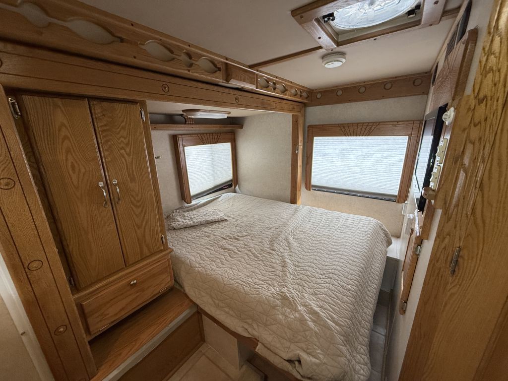 2005 Ford Econoline Image 33