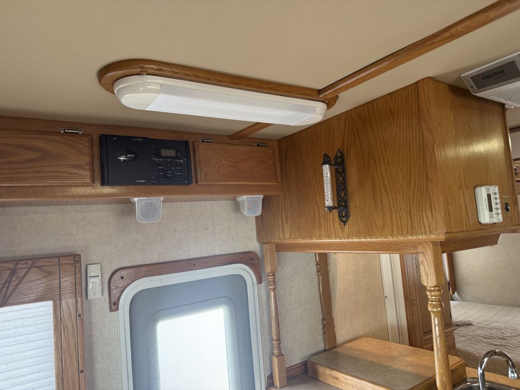 2005 Ford Econoline Image 34