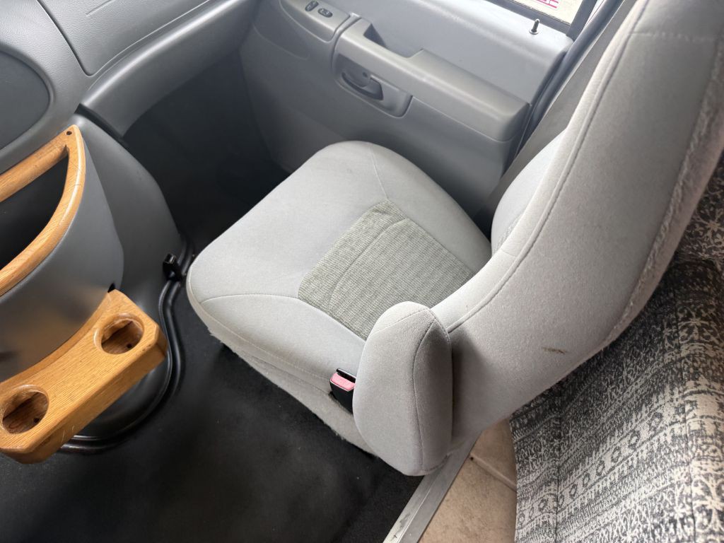 2005 Ford Econoline Image 37