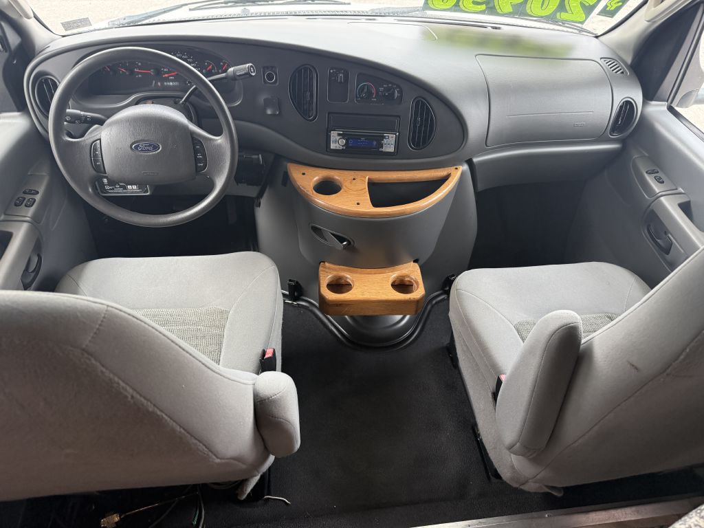 2005 Ford Econoline Image 38