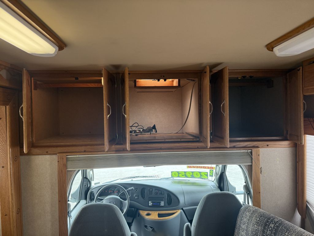 2005 Ford Econoline Image 40