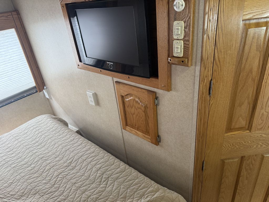 2005 Ford Econoline Image 61