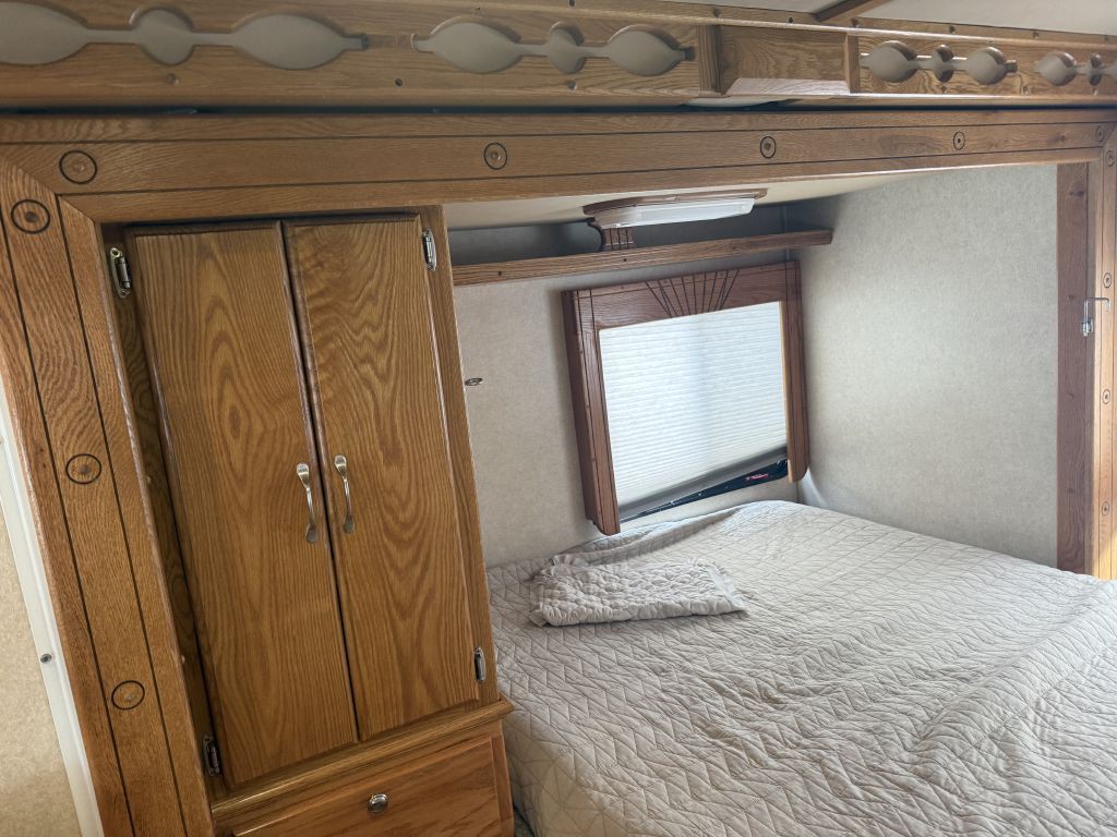 2005 Ford Econoline Image 64