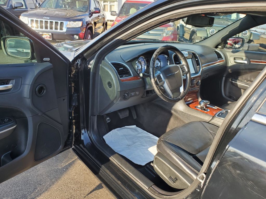 2012 Chrysler 300 Image 4
