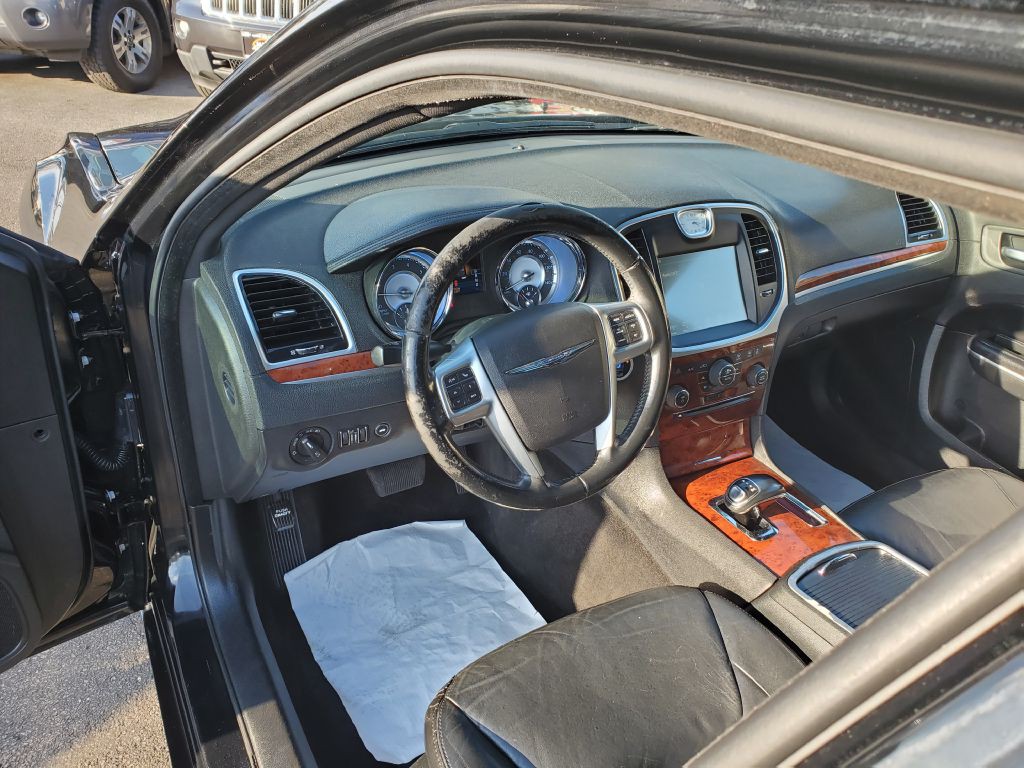 2012 Chrysler 300 Image 5