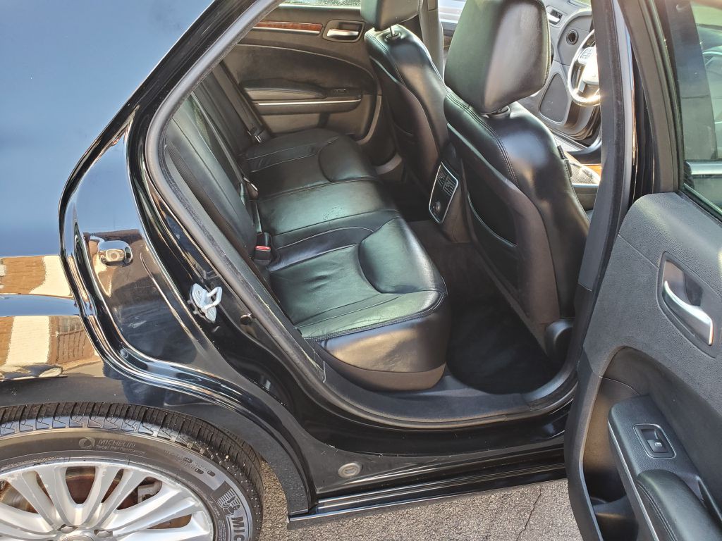 2012 Chrysler 300 Image 7