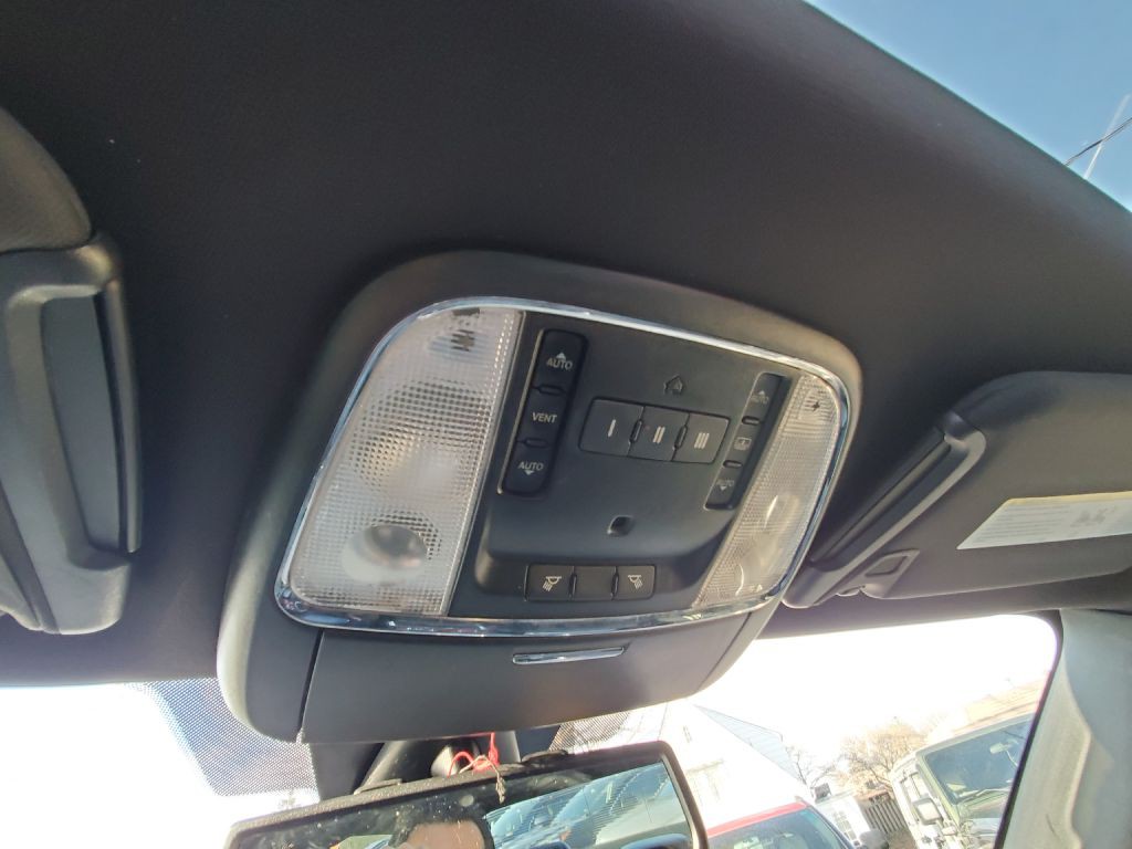 2012 Chrysler 300 Image 11