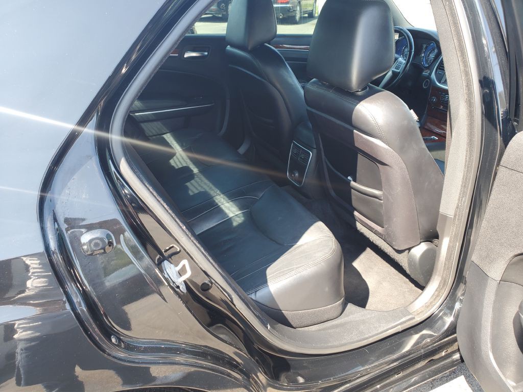 2012 Chrysler 300 Image 21