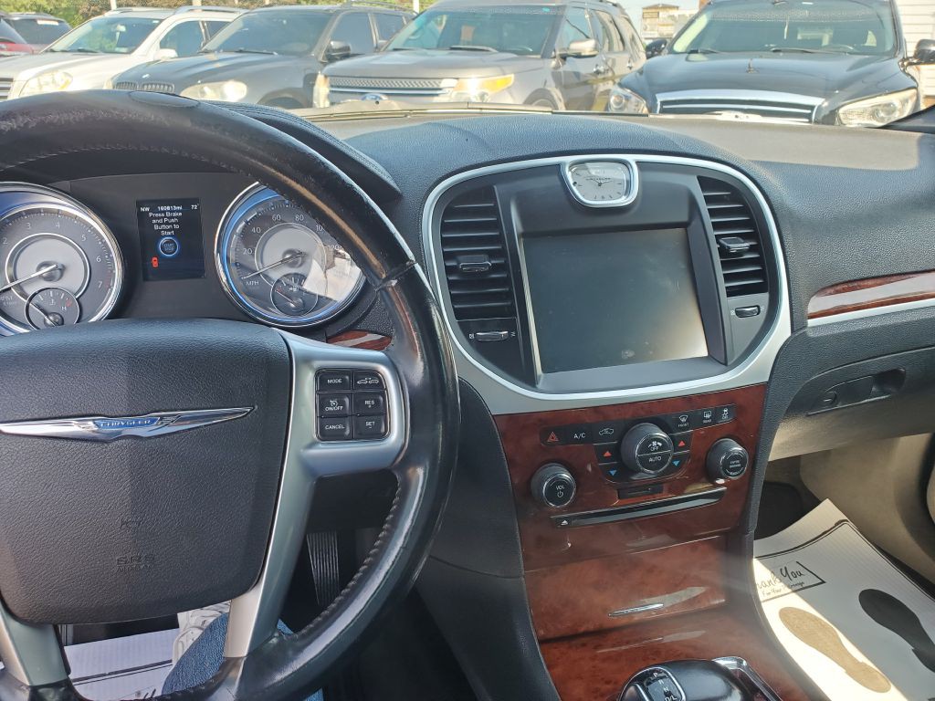 2012 Chrysler 300 Image 23