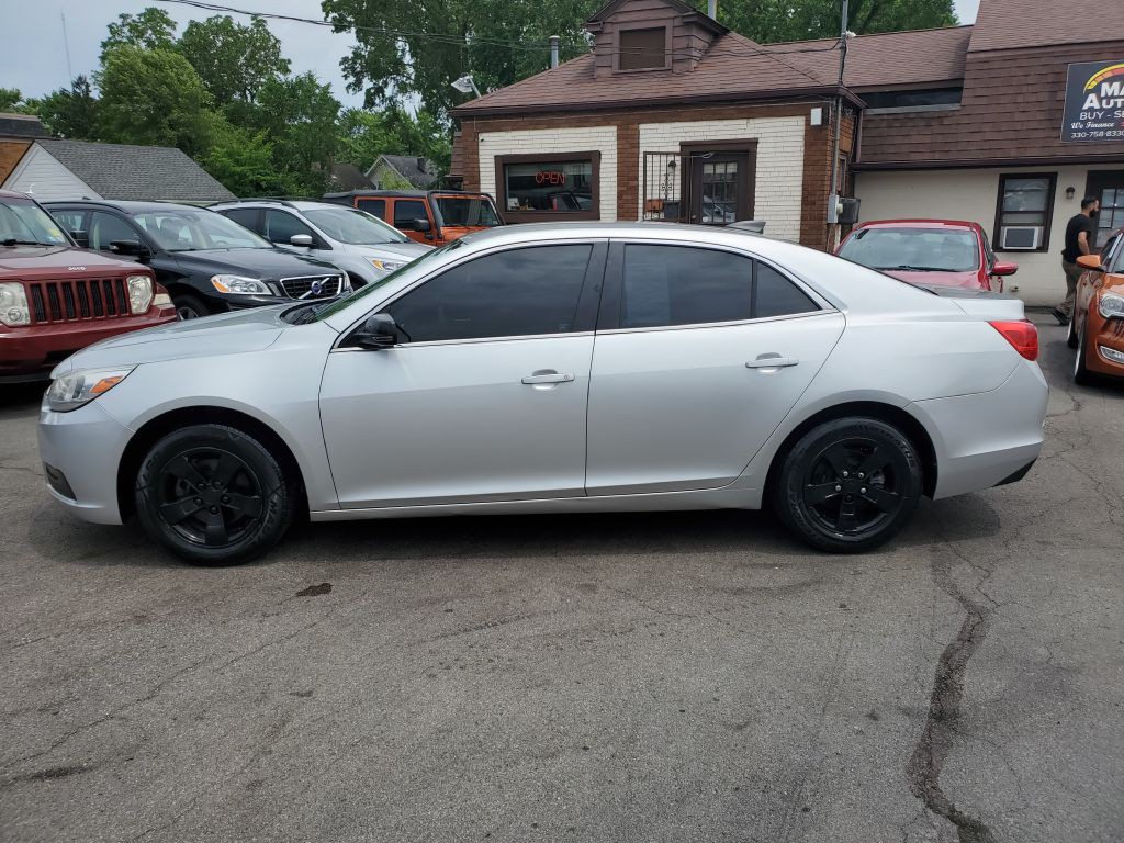 2016 Chevrolet Malibu Image 2