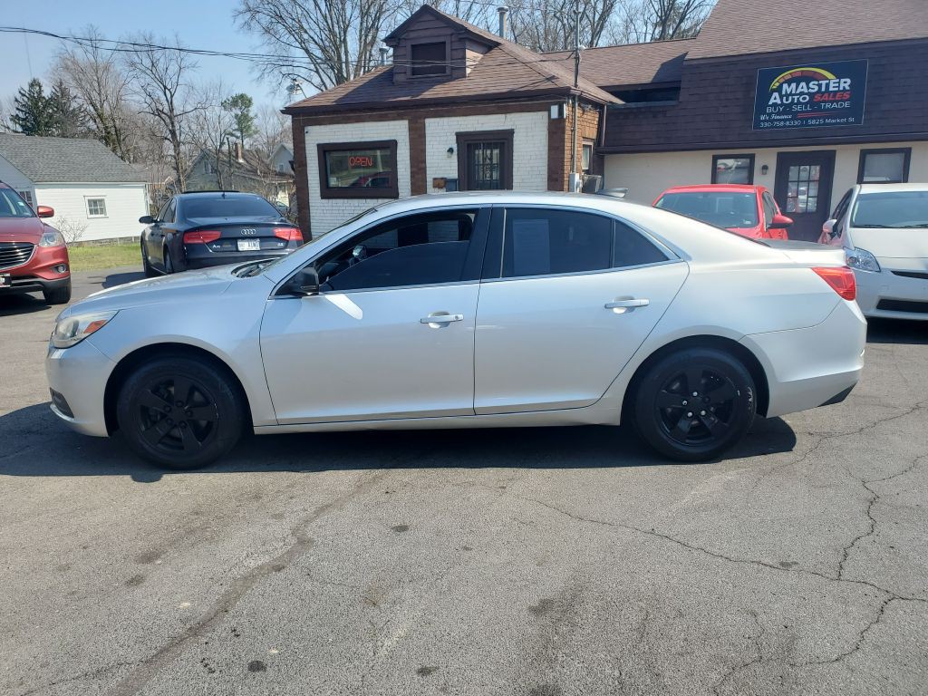 2016 Chevrolet Malibu Image 2