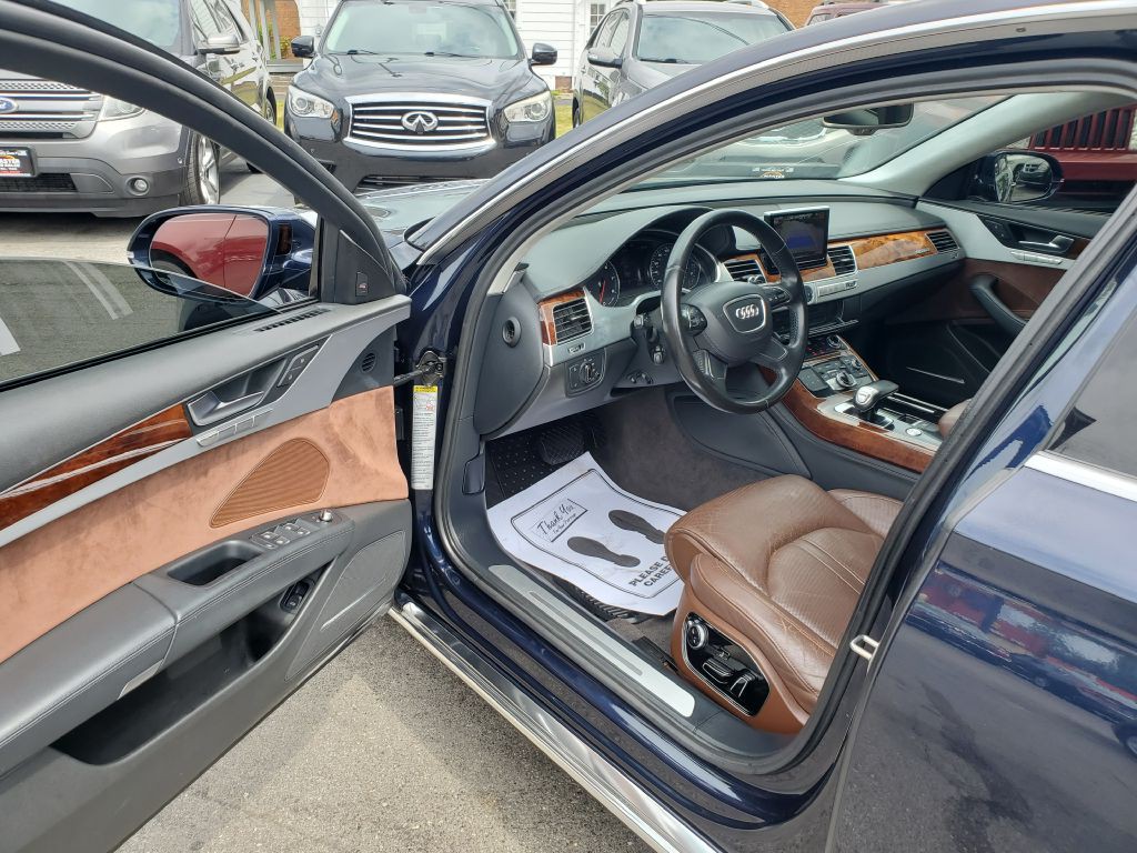 2011 Audi A8 Image 9