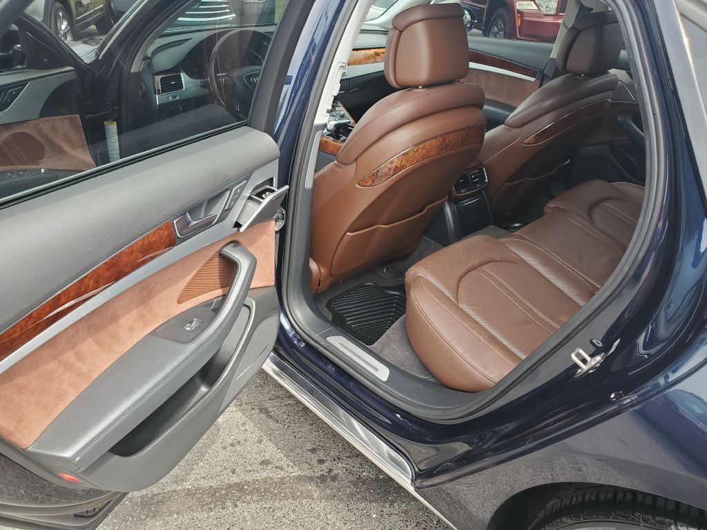 2011 Audi A8 Image 10