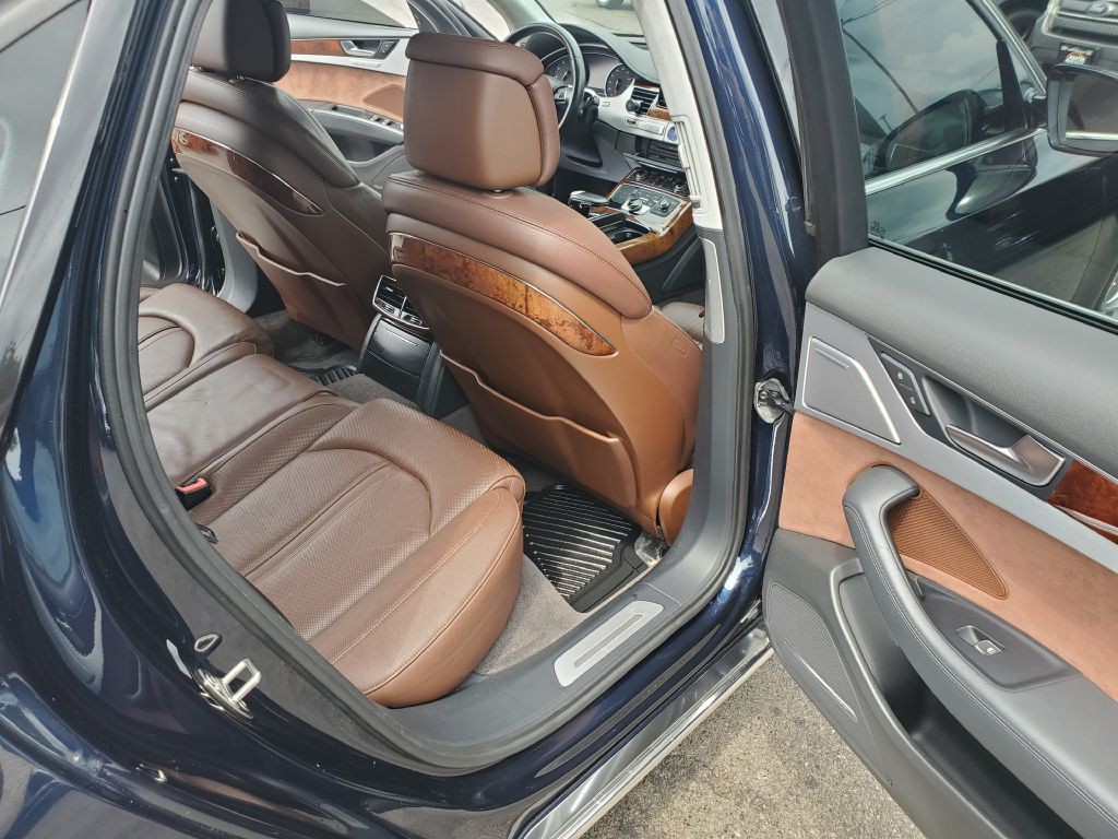 2011 Audi A8 Image 11