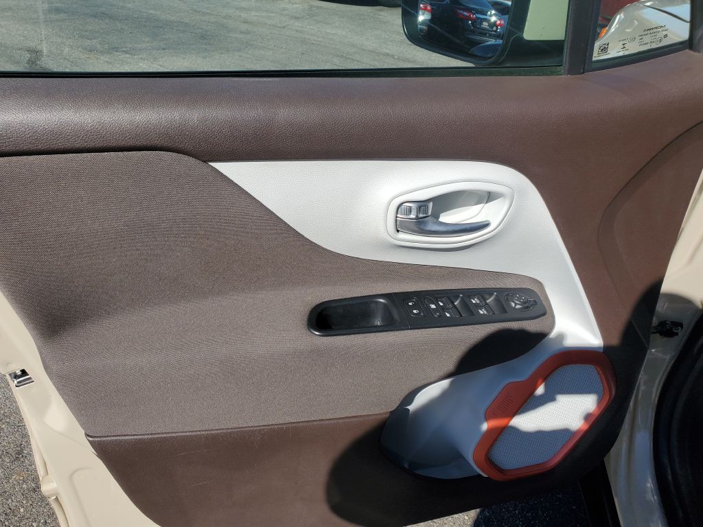 2015 Jeep Renegade Image 9