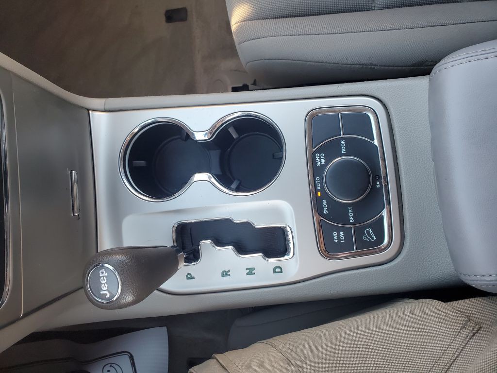 2011 Jeep Grand Cherokee Image 16