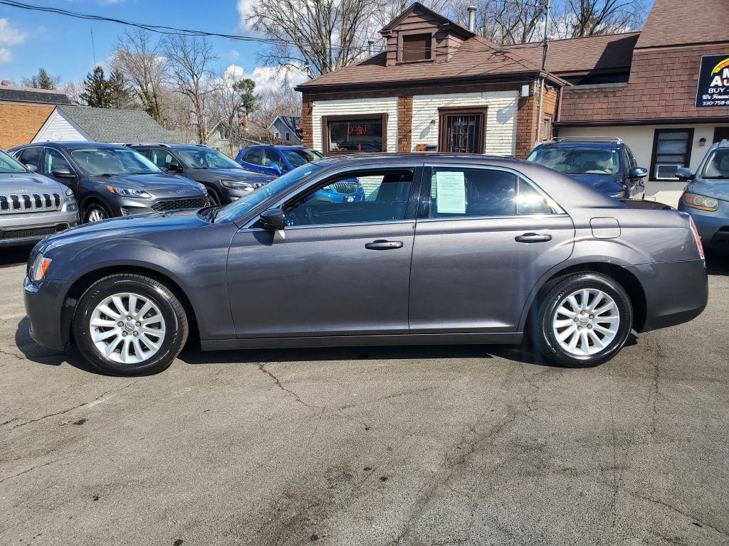2013 Chrysler 300 Image 2