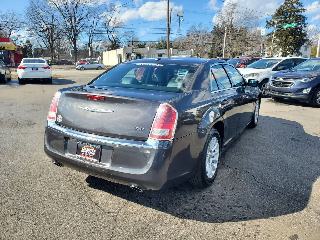 2013 Chrysler 300 Image 4