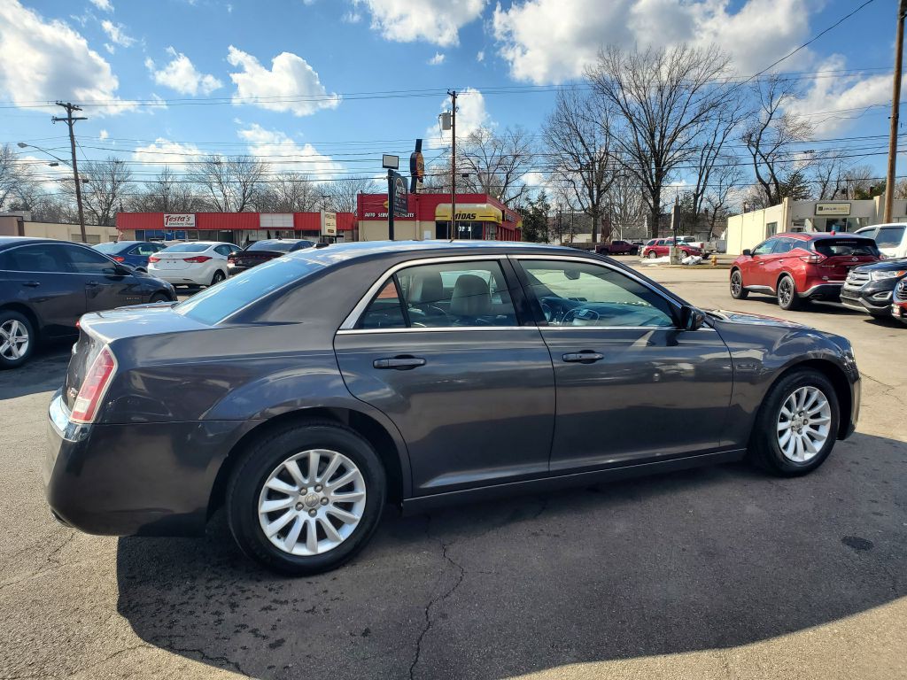 2013 Chrysler 300 Image 5