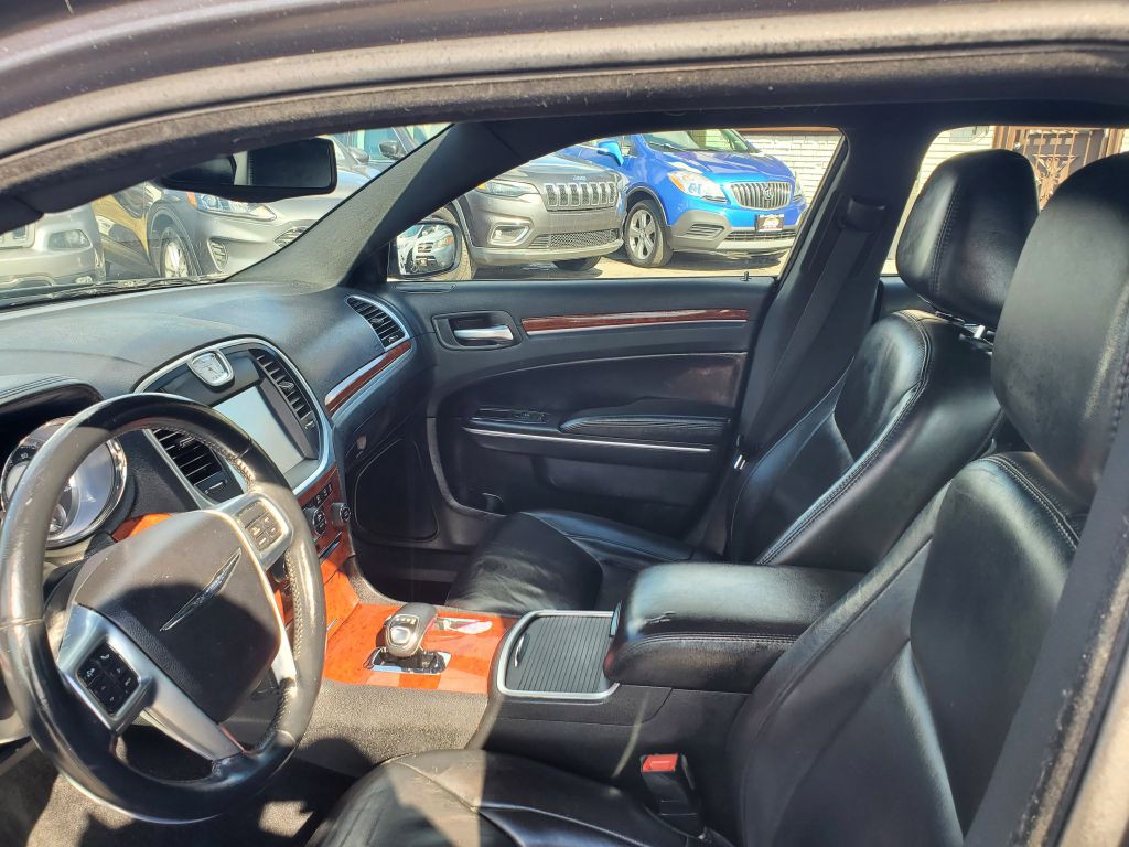 2013 Chrysler 300 Image 10