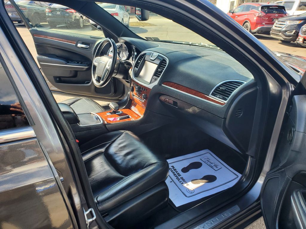 2013 Chrysler 300 Image 12