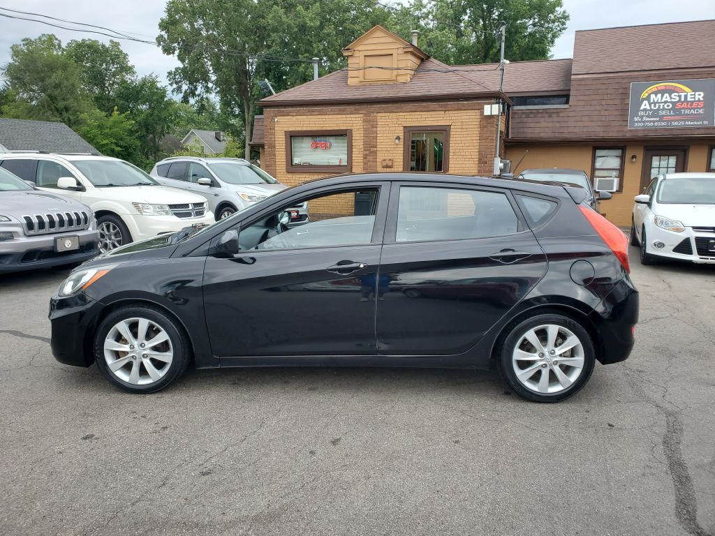 2012 Hyundai Accent Image 2