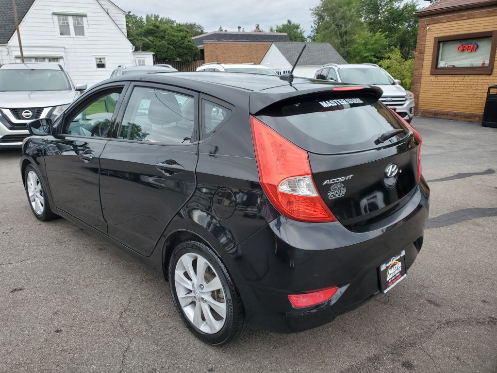 2012 Hyundai Accent Image 3