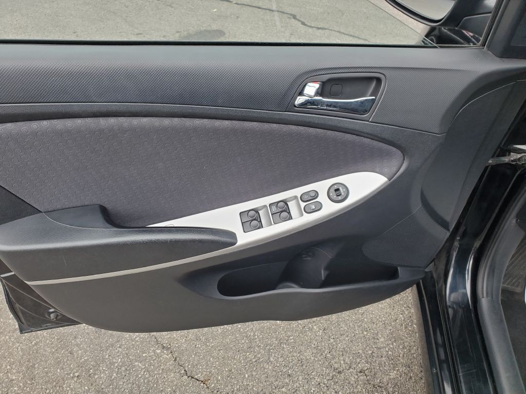 2012 Hyundai Accent Image 9