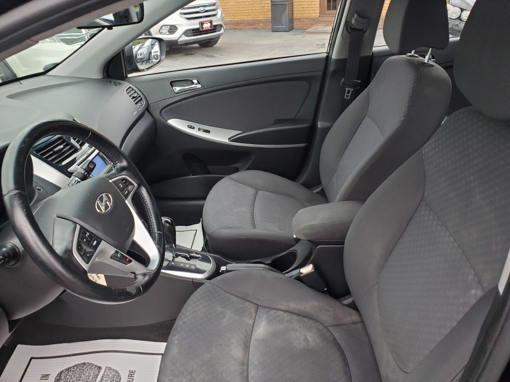 2012 Hyundai Accent Image 10