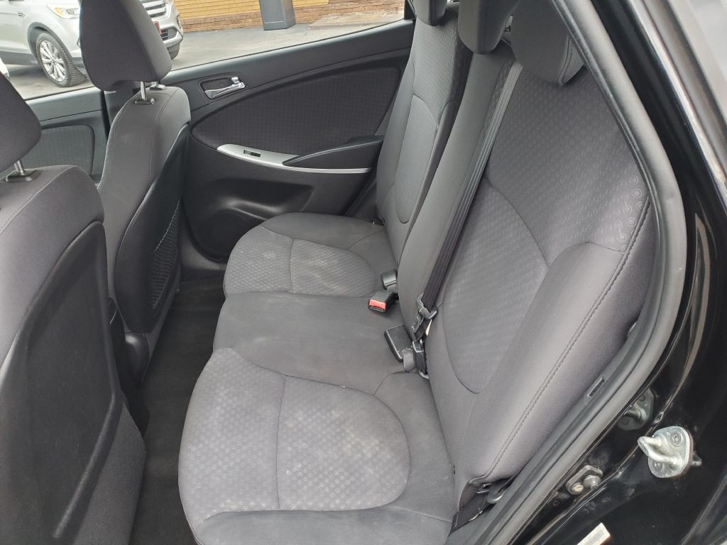 2012 Hyundai Accent Image 11