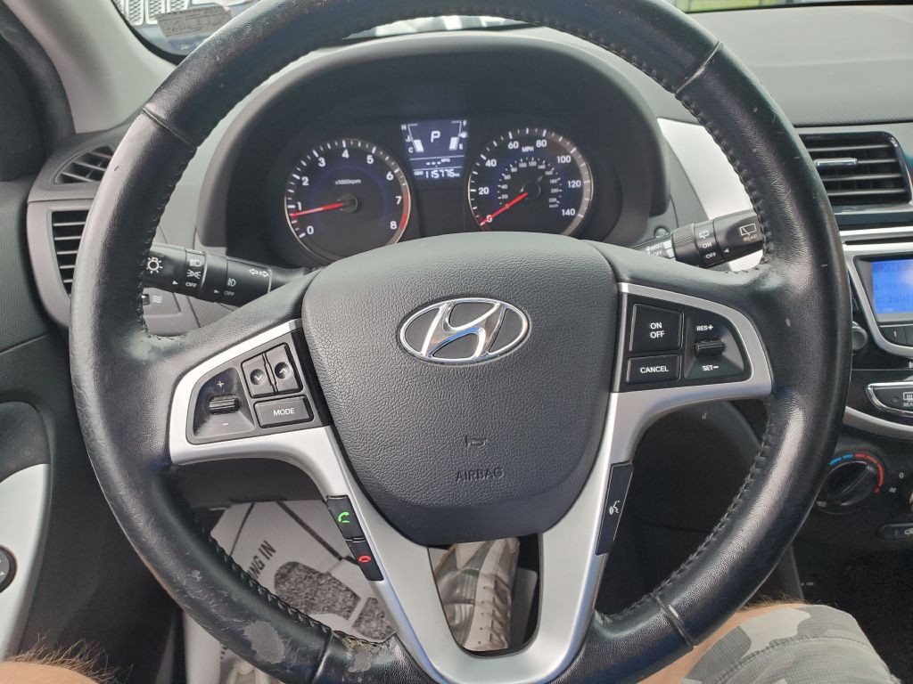 2012 Hyundai Accent Image 12