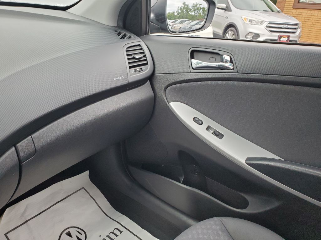 2012 Hyundai Accent Image 14