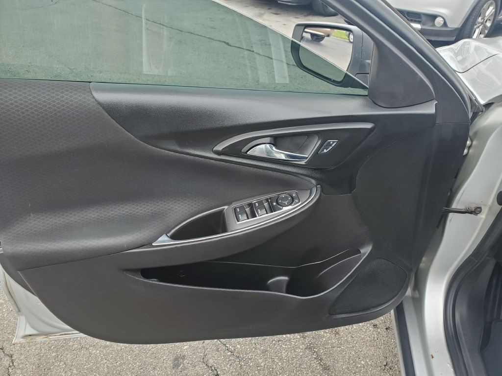 2017 Chevrolet Malibu Image 9