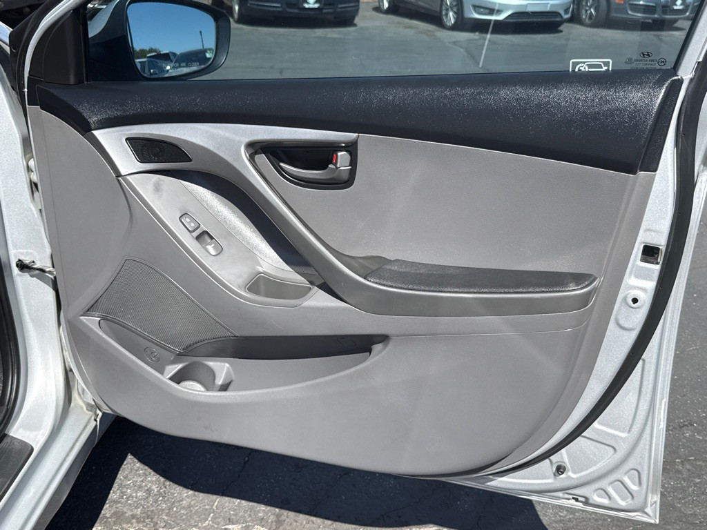 2013 Hyundai Elantra Image 16