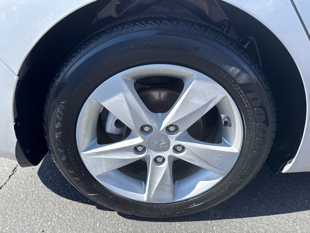 2013 Hyundai Elantra Image 17