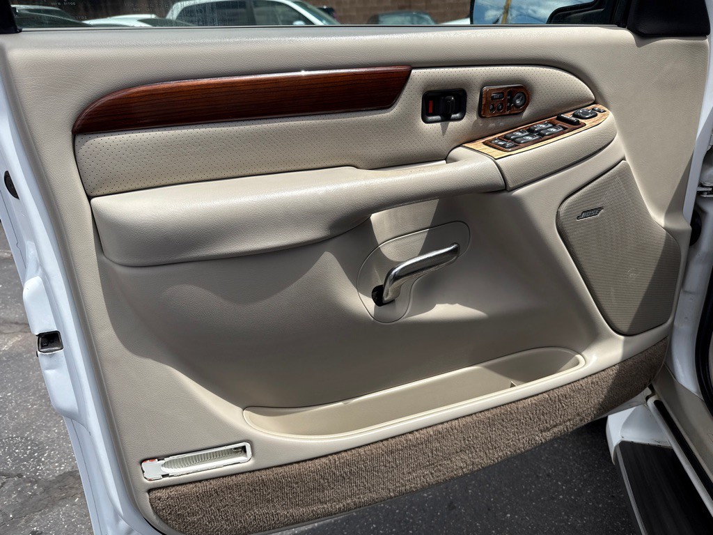 2002 Cadillac Escalade Image 8
