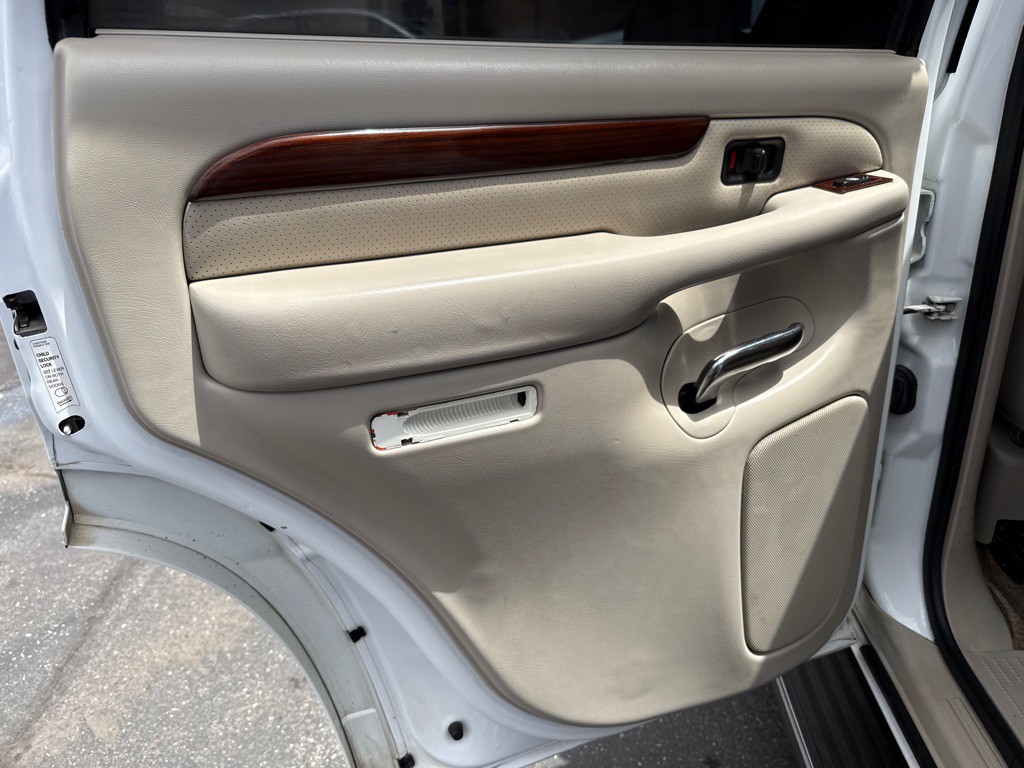 2002 Cadillac Escalade Image 11