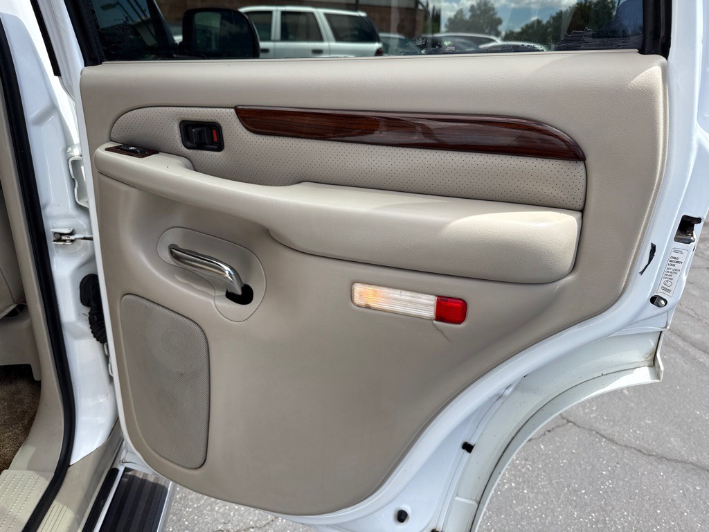2002 Cadillac Escalade Image 15