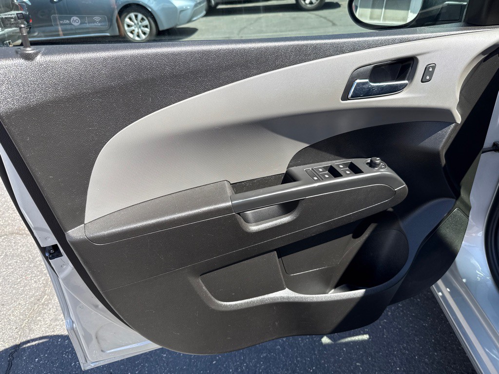 2017 Chevrolet Sonic Image 8