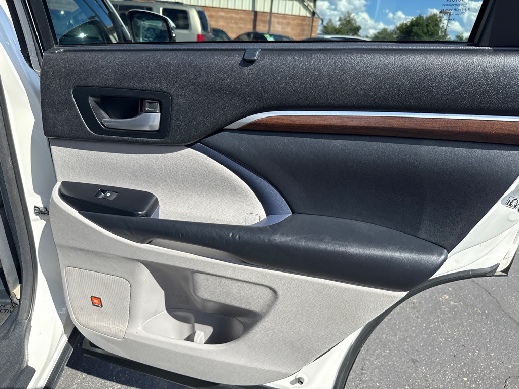 2014 Toyota Highlander Image 16