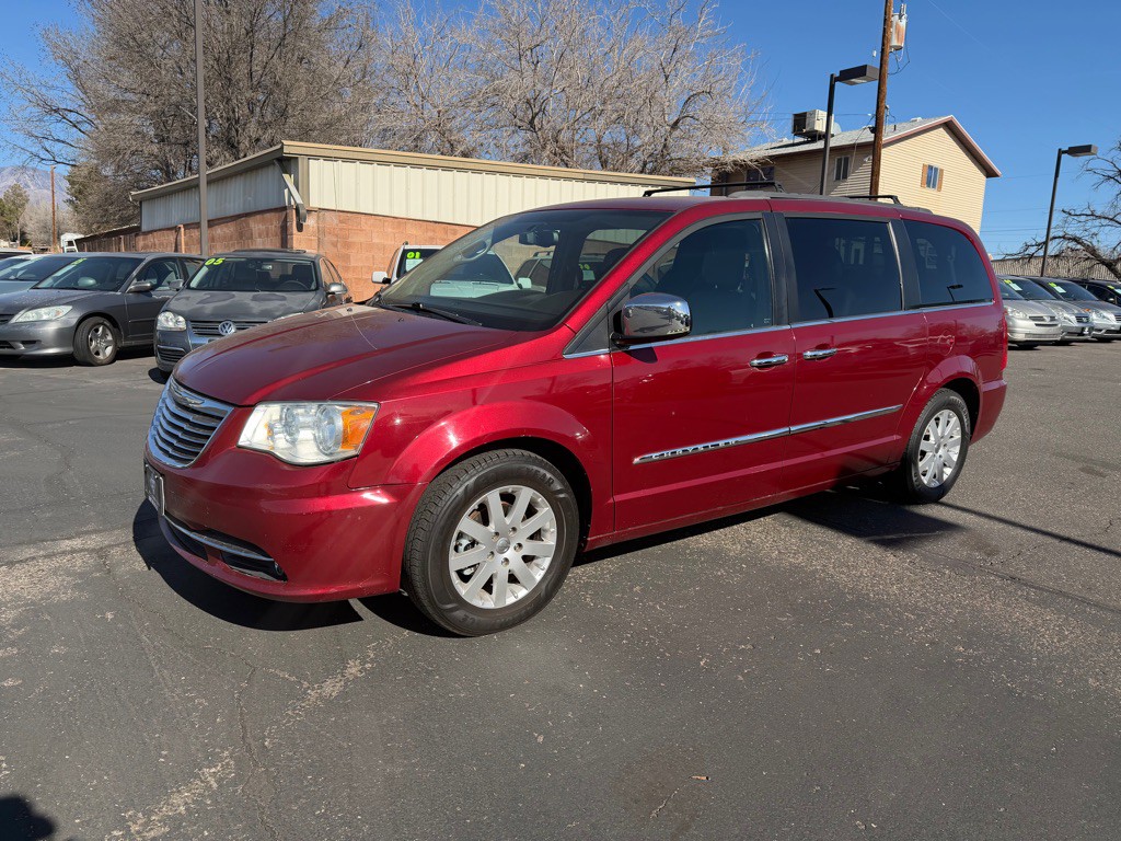 2011 Chrysler Town & Country Image 3