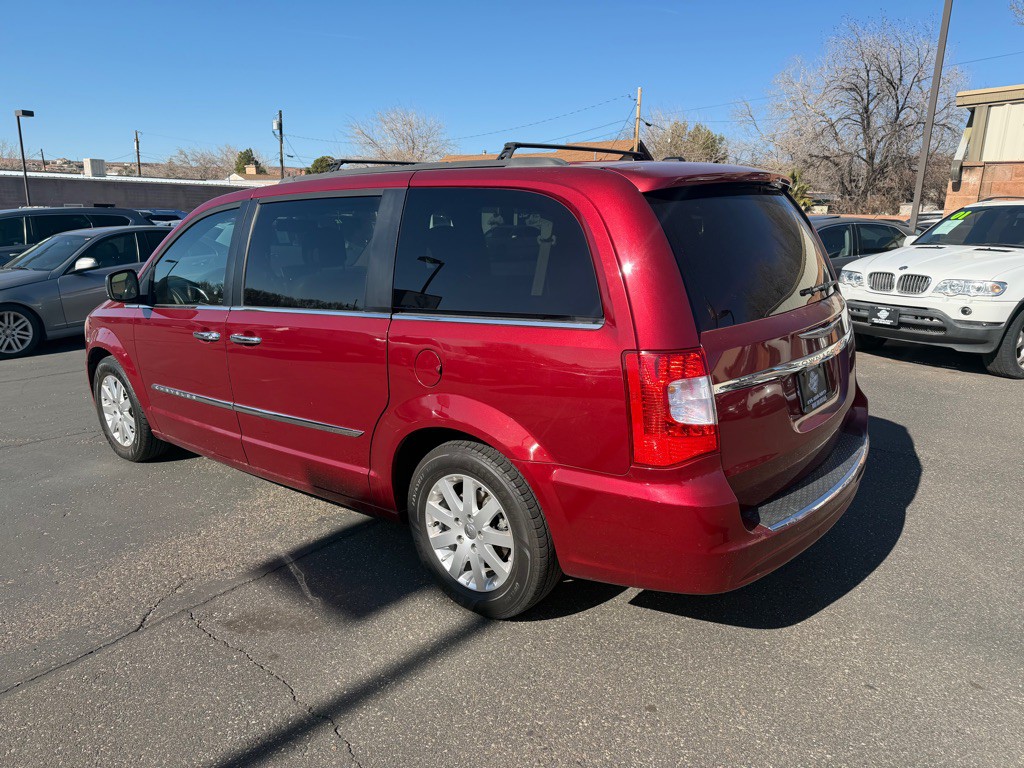 2011 Chrysler Town & Country Image 4